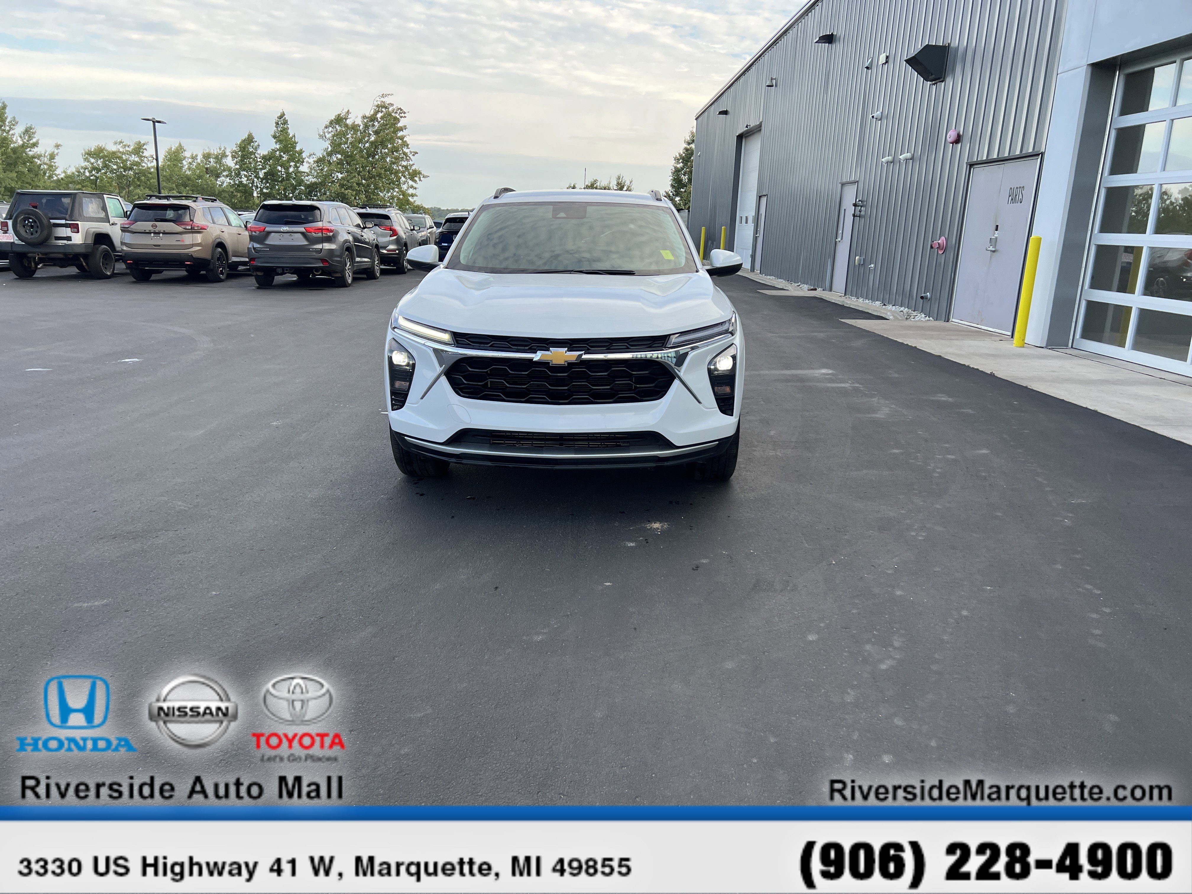 Used 2024 Chevrolet Trax LT w/ LT Convenience Package image 2