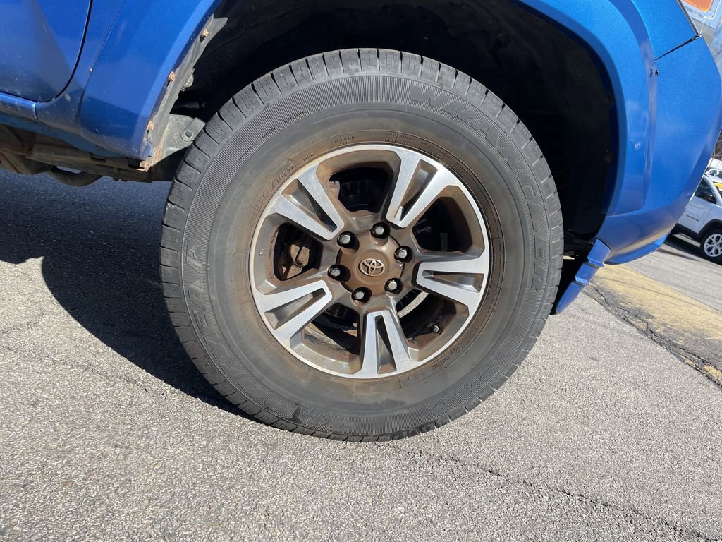 Used 2018 Toyota Tacoma TRD Sport AWD/4WD image 12