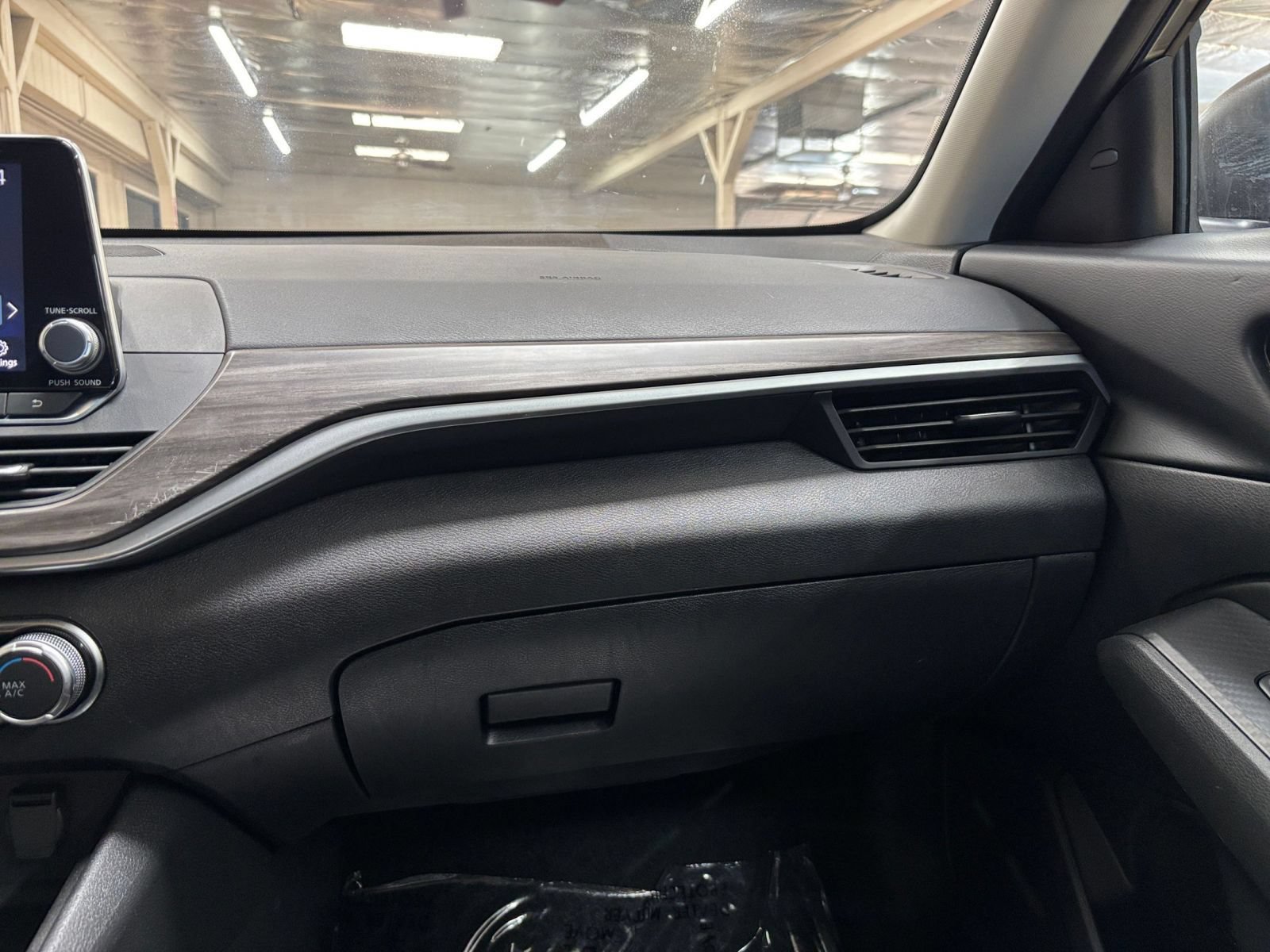 Used 2025 Nissan Altima 2.5 SV FWD image 34