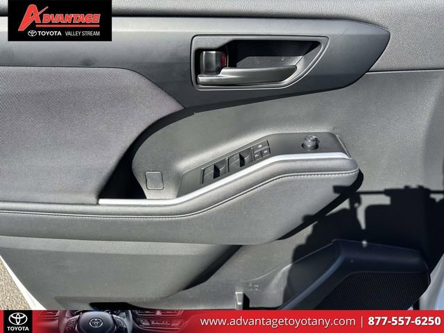 Used 2023 Toyota Highlander LE image 19