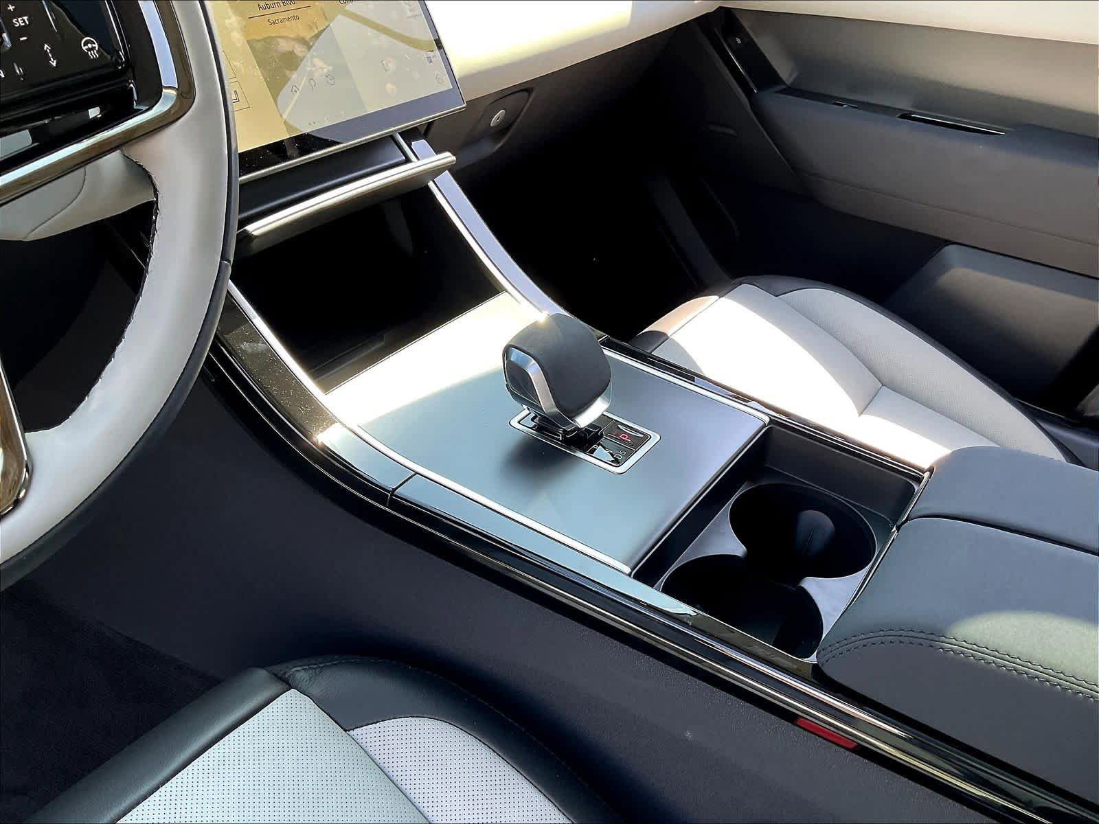 New 2025 Land Rover Range Rover Velar Dynamic SE image 10