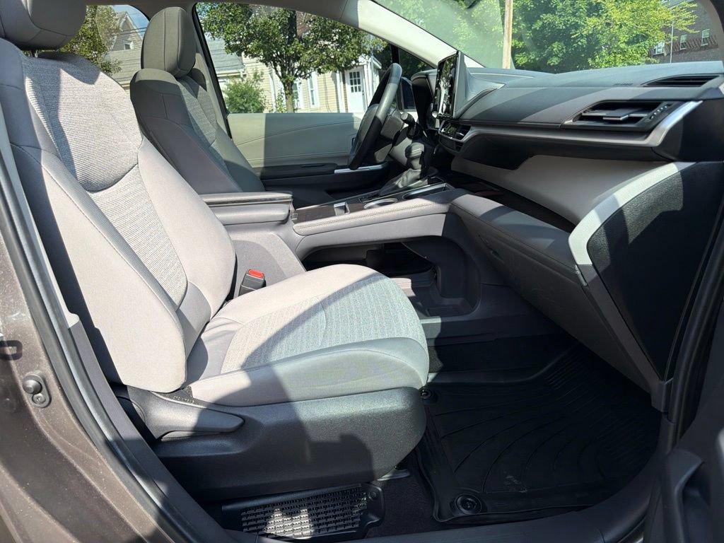 Used 2024 Toyota Sienna LE w/ LE Plus Package FWD image 30