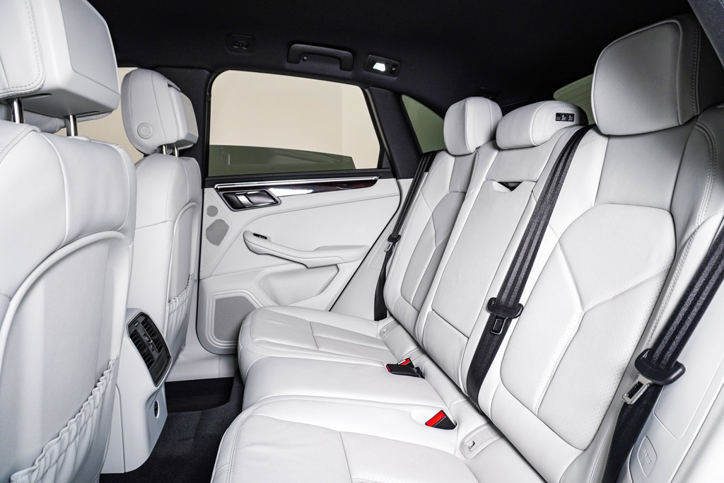 Certified 2026 Porsche Macan AWD/4WD image 17