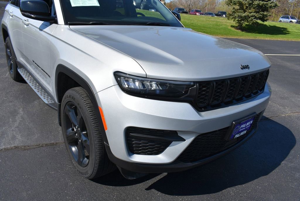 Used 2024 Jeep Grand Cherokee Altitude image 2