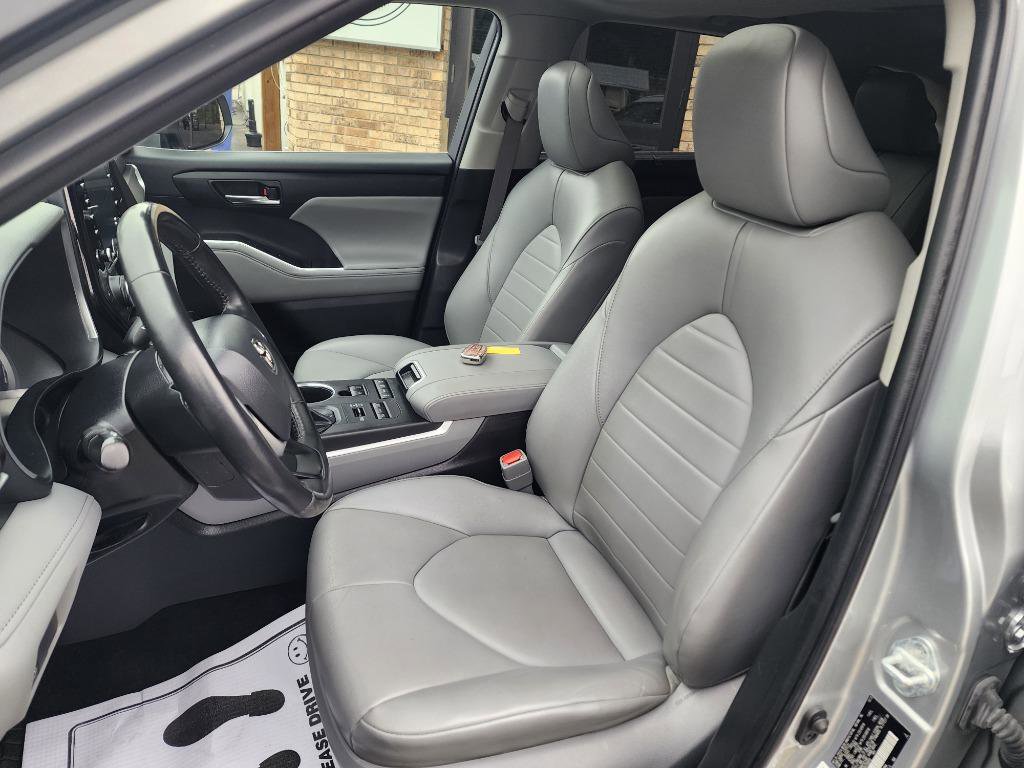 Used 2022 Toyota Highlander XLE AWD/4WD image 18