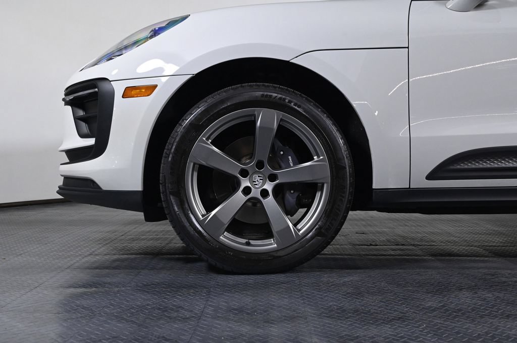 Certified 2023 Porsche Macan AWD/4WD image 29