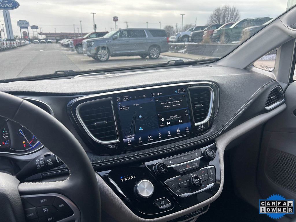 Used 2024 Chrysler Pacifica Select image 21