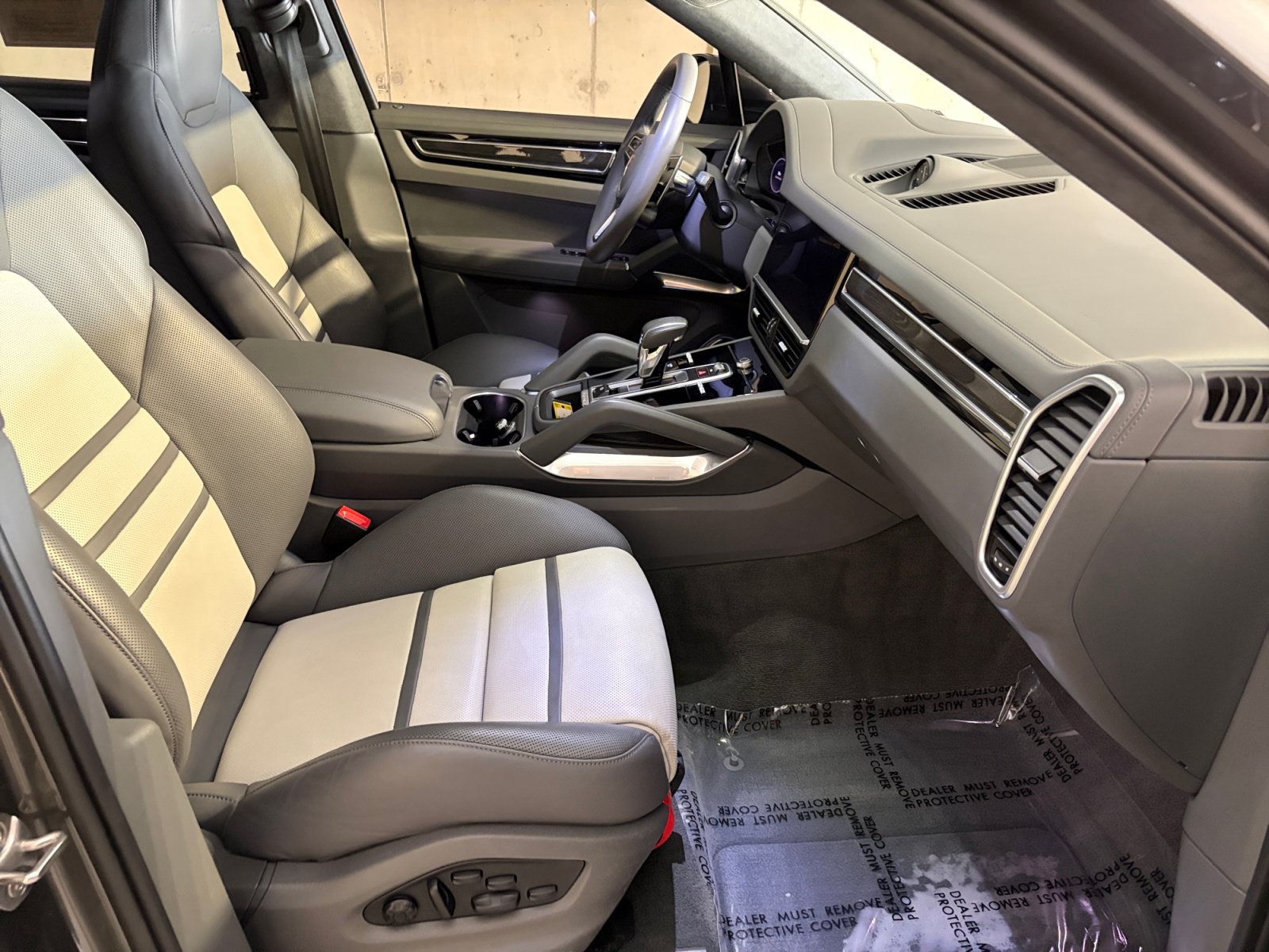 Certified 2023 Porsche Cayenne Turbo S AWD/4WD image 30