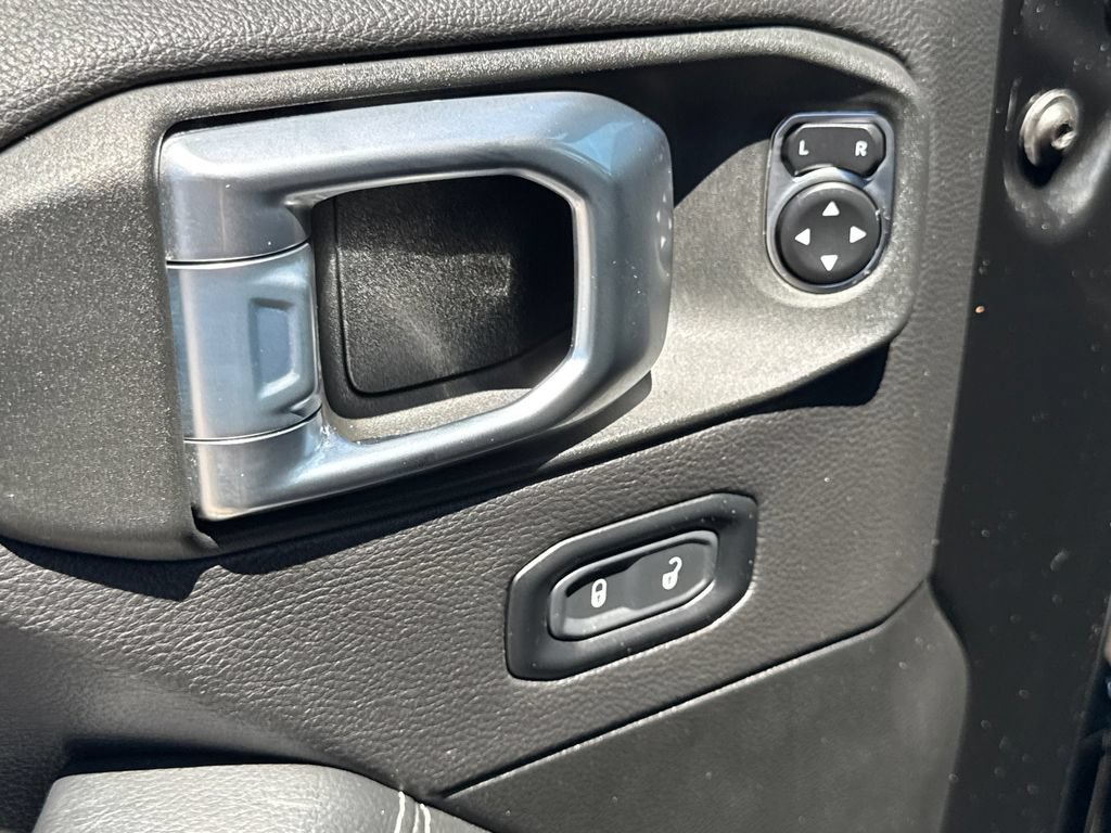 Used 2023 Jeep Wrangler Unlimited Sahara AWD/4WD image 28