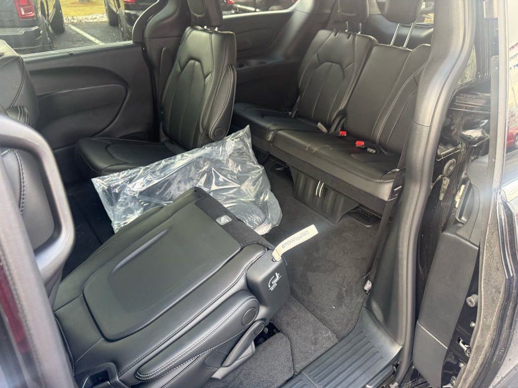 New 2025 Chrysler Pacifica Select image 47