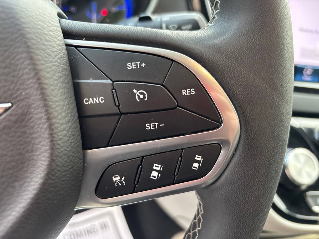 Used 2024 Chrysler Pacifica Touring-L FWD image 23
