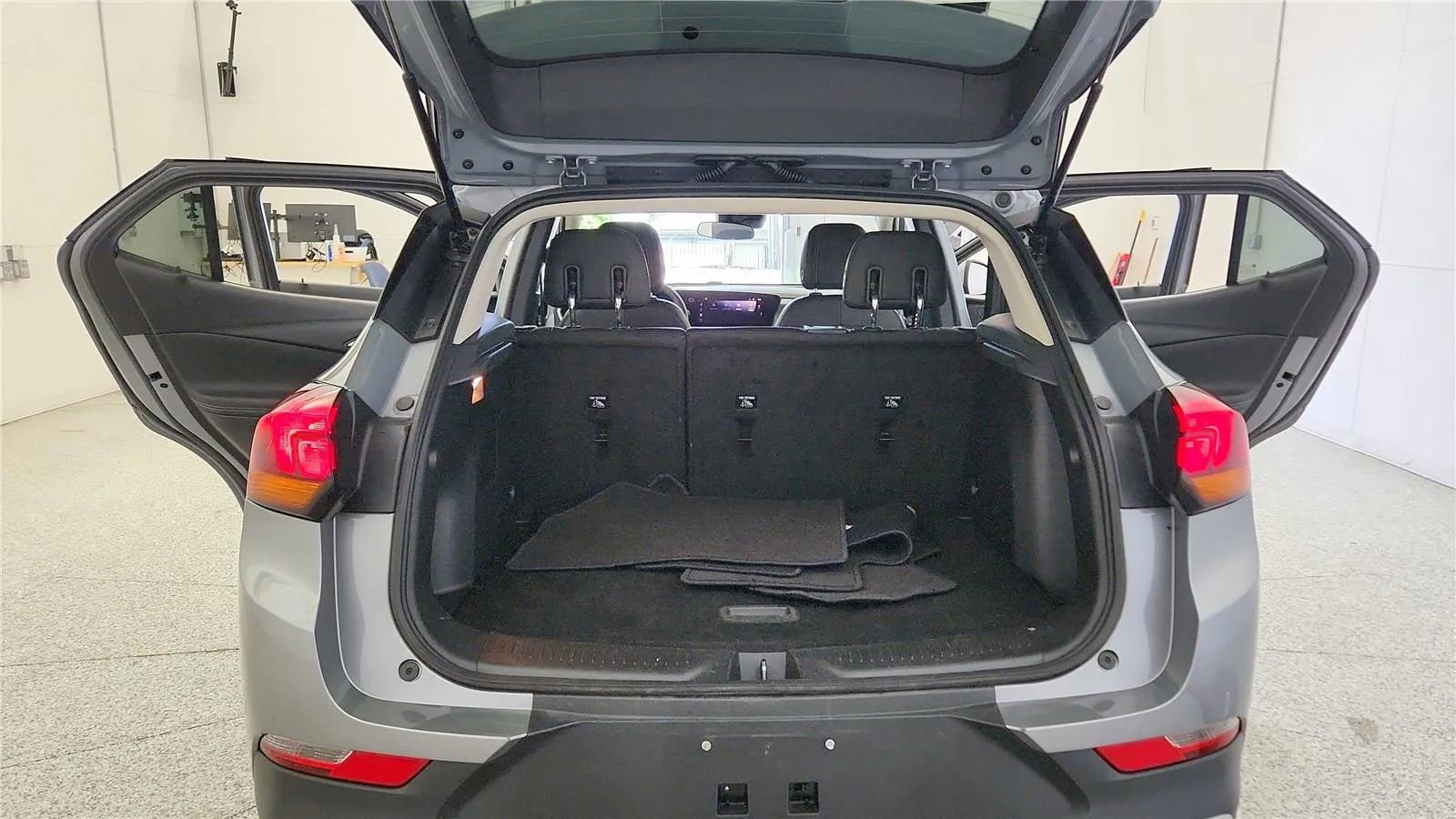 Used 2025 Buick Encore GX Preferred FWD image 19