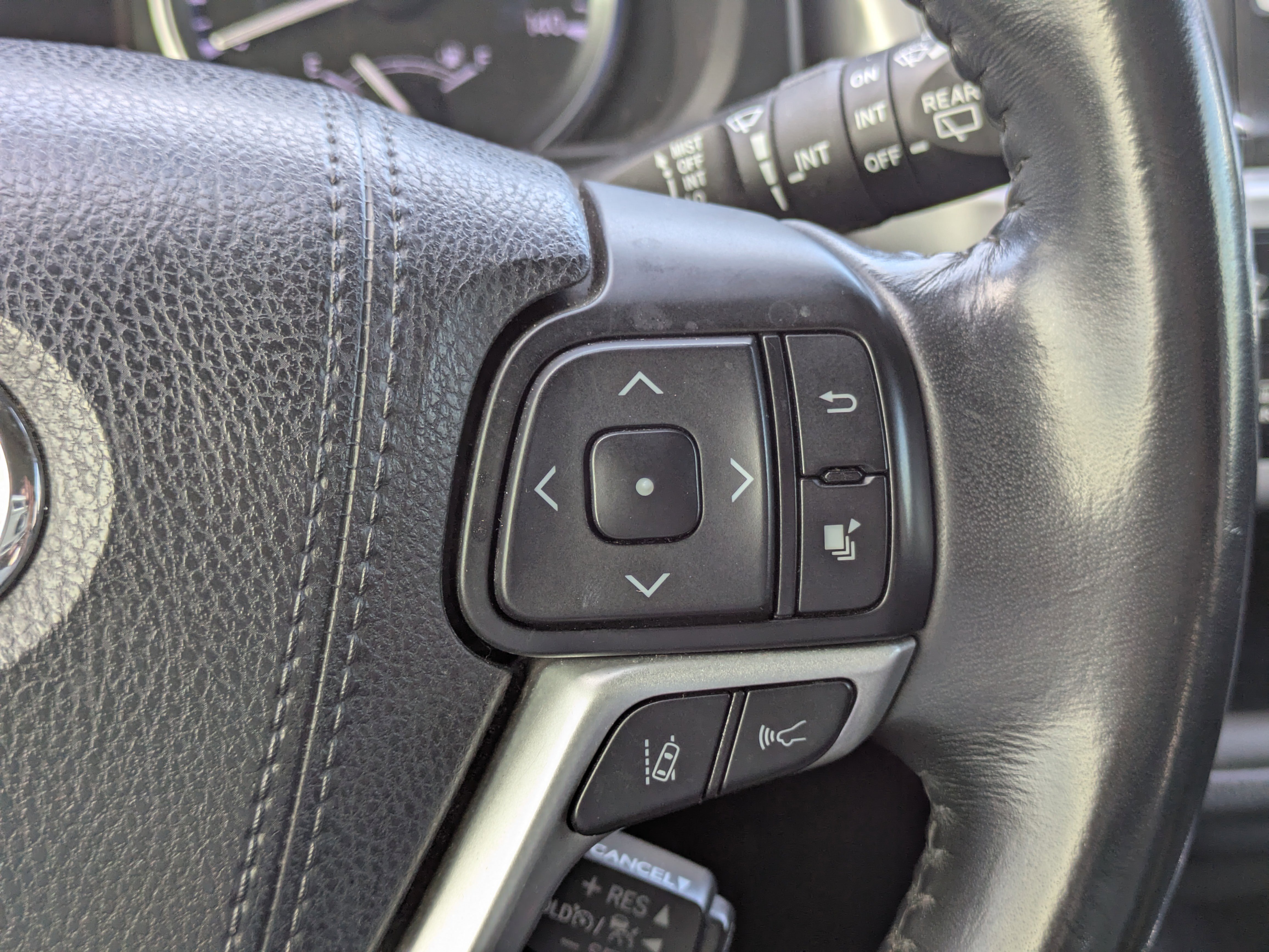 Used 2018 Toyota Highlander SE image 18