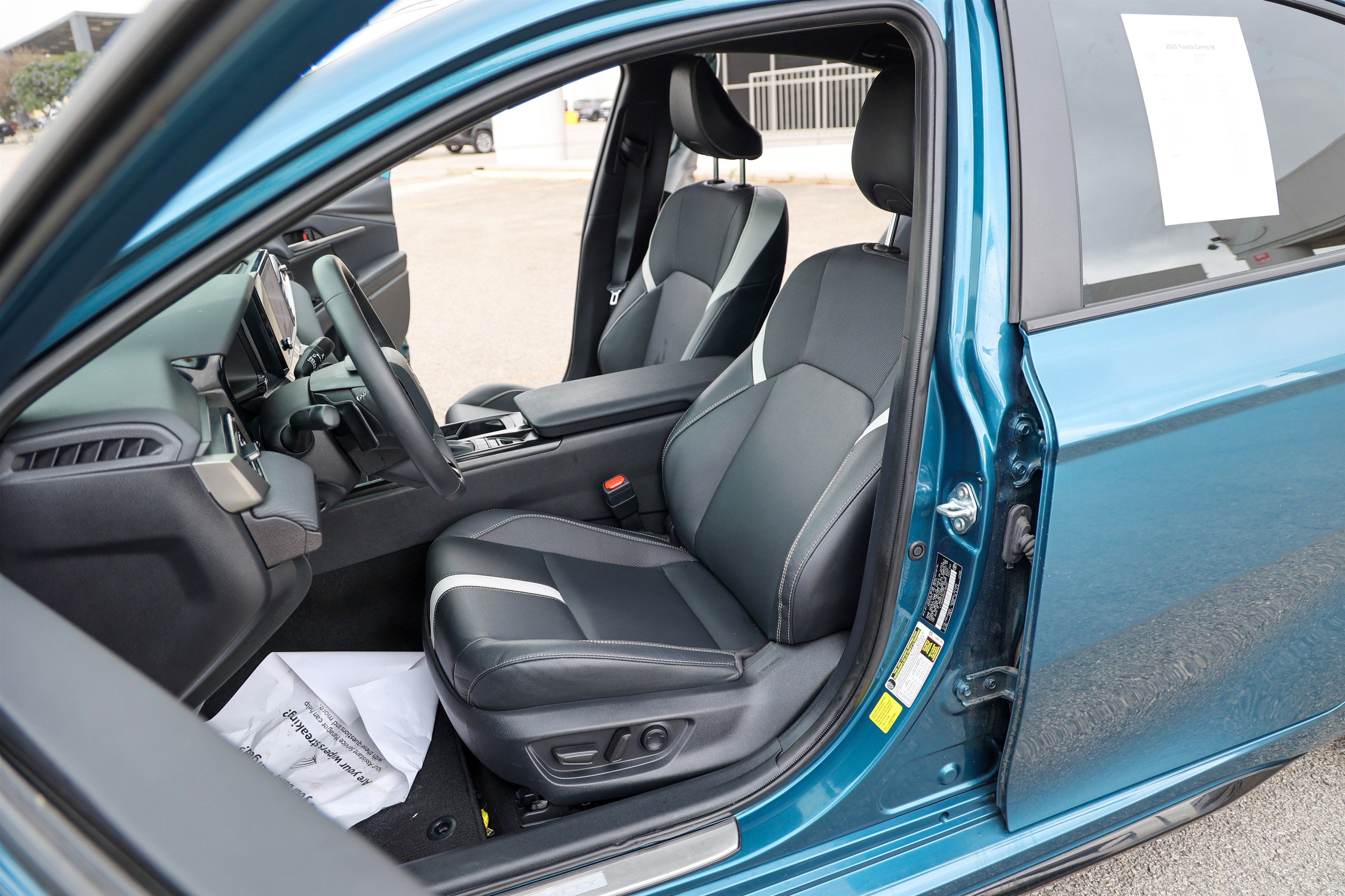 Used 2025 Toyota Camry SE w/ Convenience Package image 34