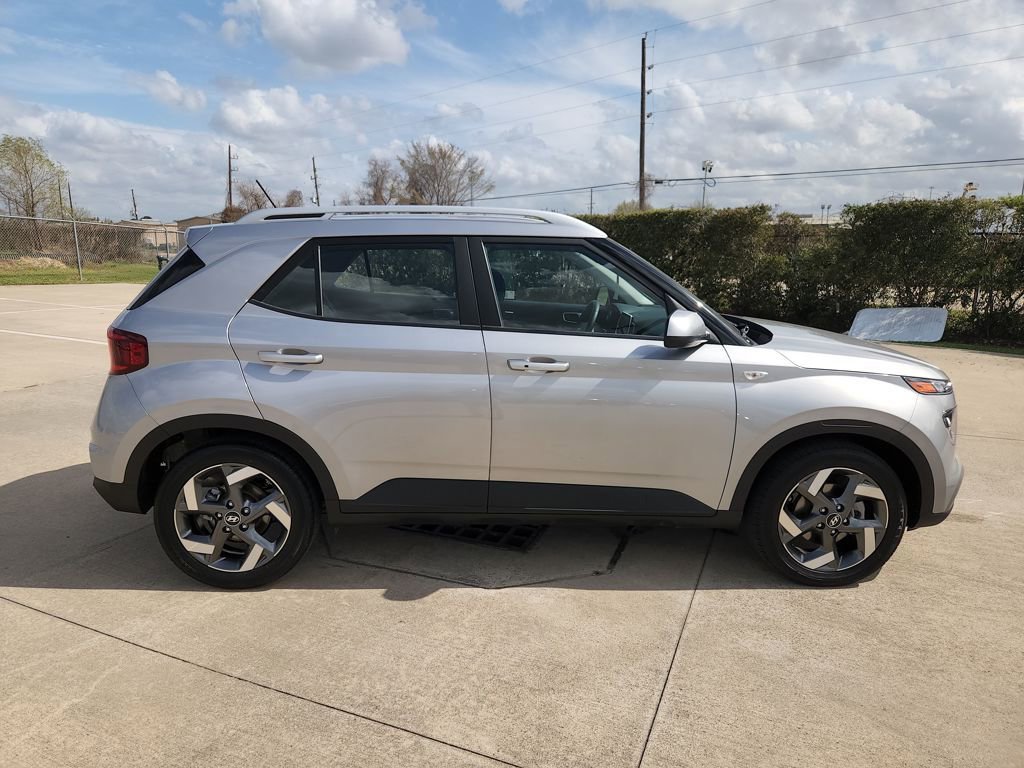 Used 2025 Hyundai Venue SEL image 4