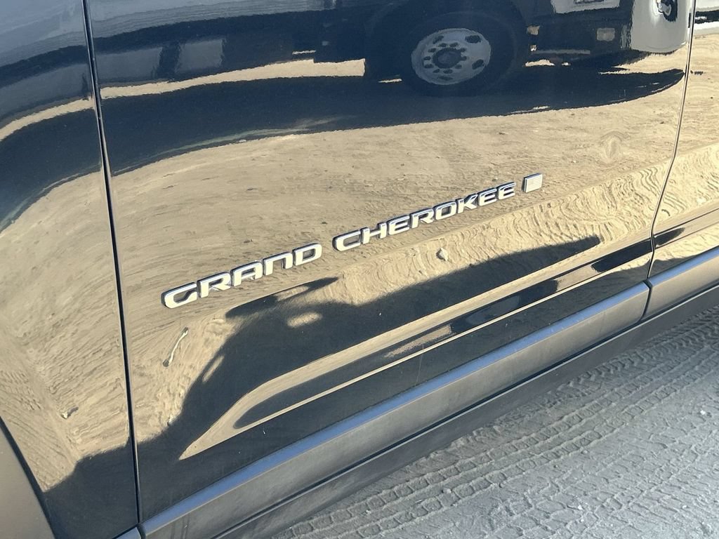 Used 2023 Jeep Grand Cherokee Laredo AWD/4WD image 29