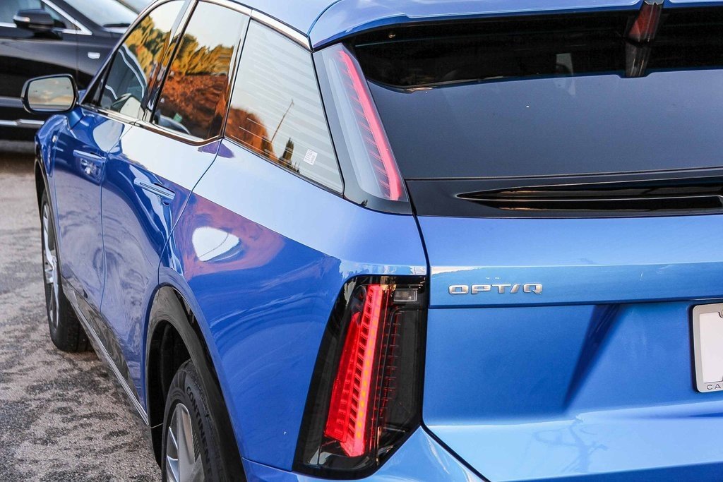 New 2026 Cadillac Optiq Luxury 2 image 7