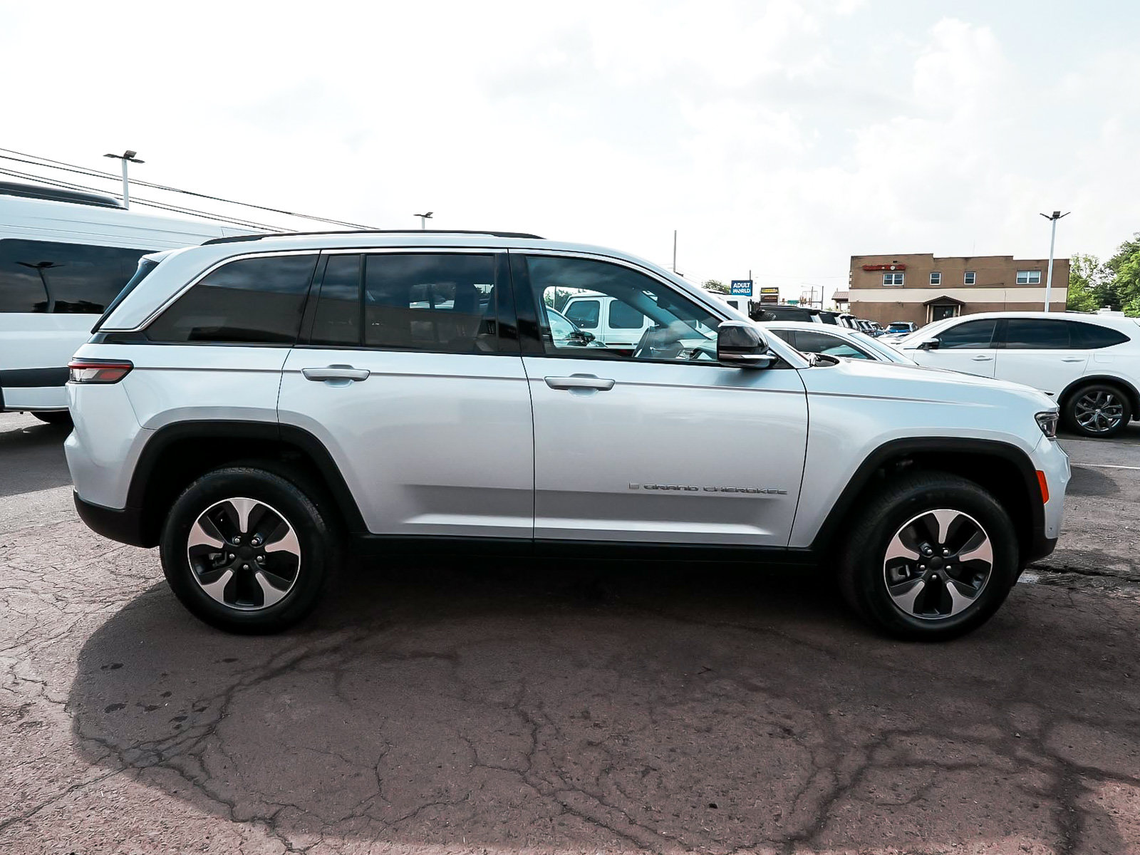 Used 2024 Jeep Grand Cherokee Limited 4xe w/ Luxury Tech Group II AWD/4WD image 7