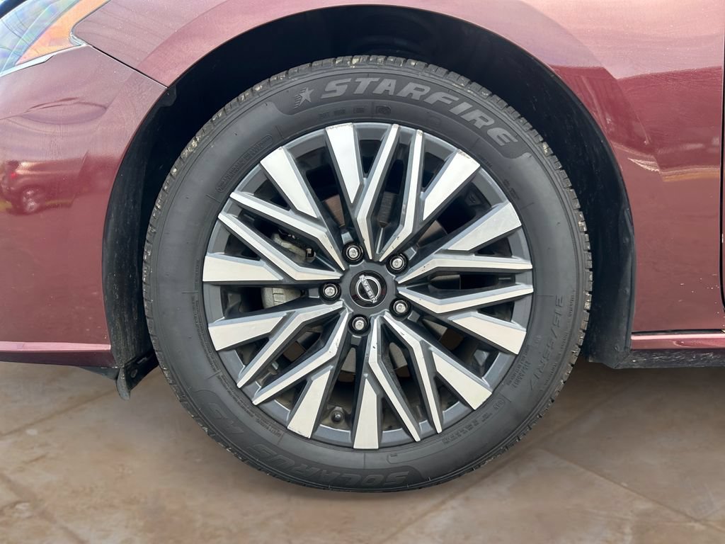 Used 2024 Nissan Altima 2.5 SV FWD image 14