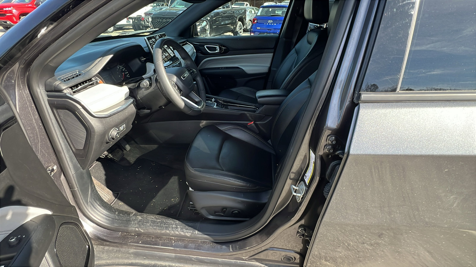 Used 2024 Jeep Compass Limited image 16