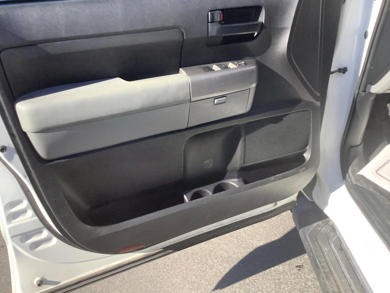 Used 2013 Toyota Tundra Grade 4x4 4dr CrewMax Cab Pick image 29