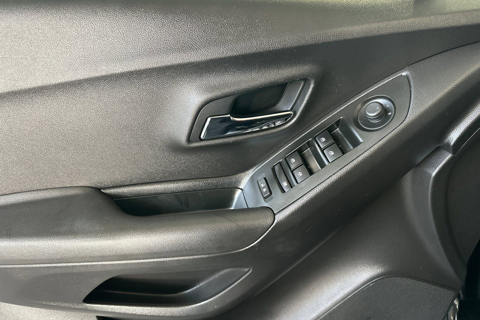 Used 2019 Chevrolet Trax LT w/ LT Convenience Package image 12