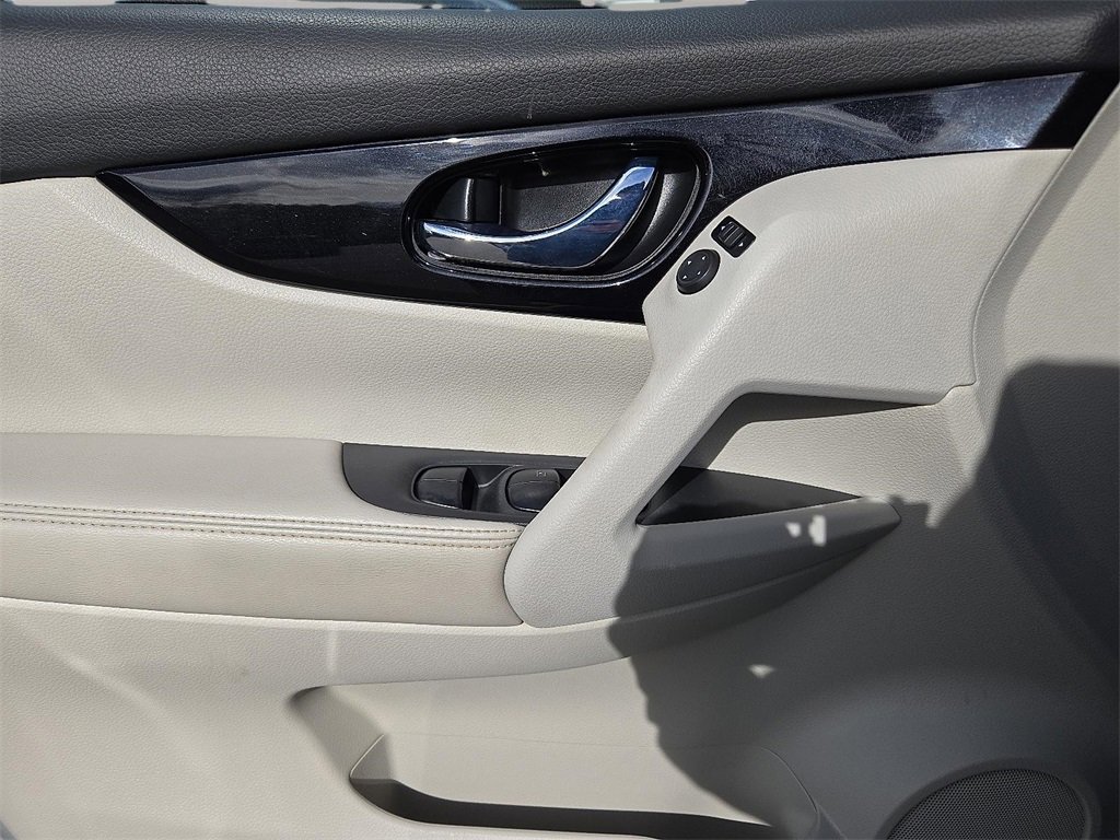 Used 2018 Nissan Rogue Sport SV w/ SV Technology Package image 13