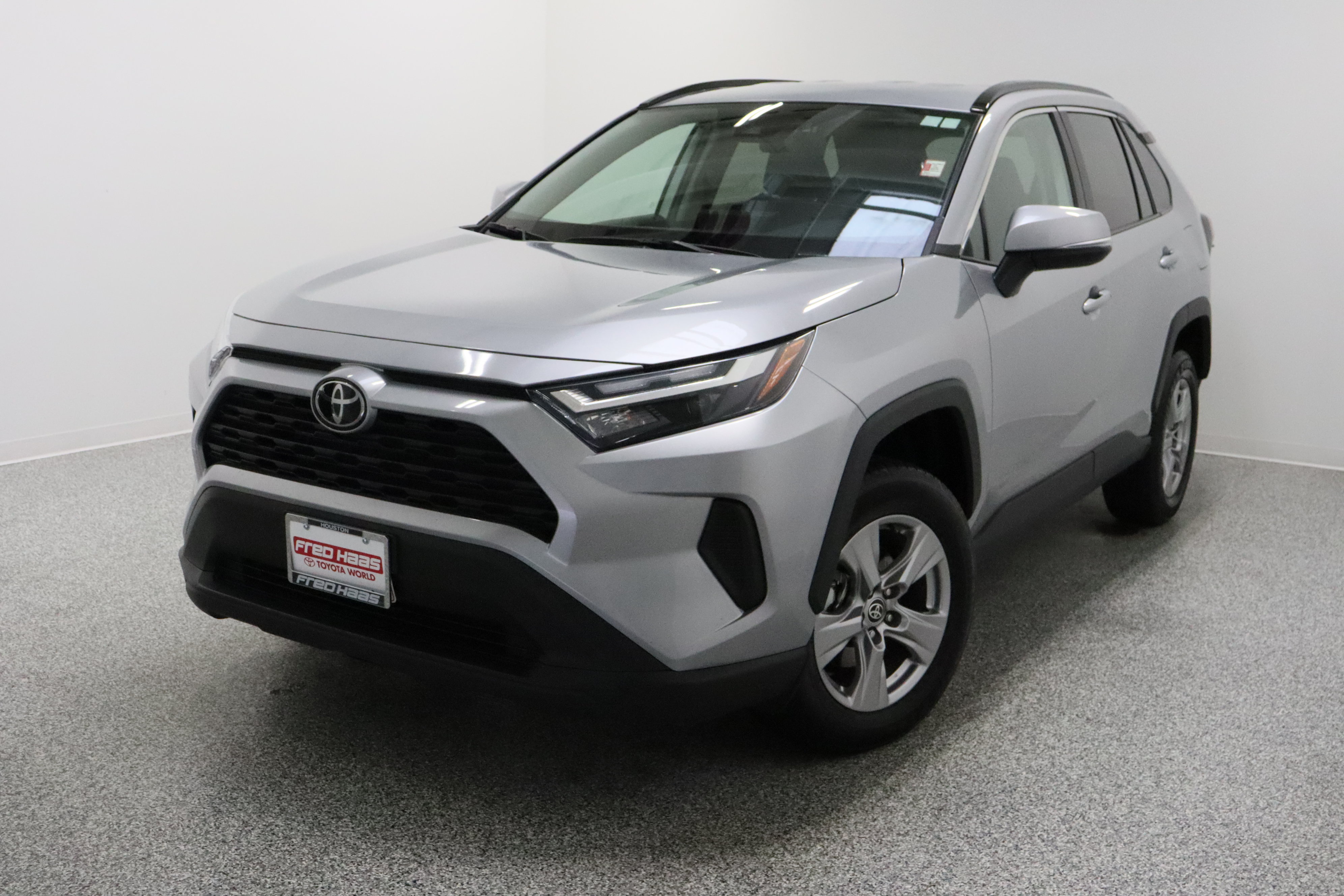 Used 2025 Toyota RAV4 XLE FWD image 2