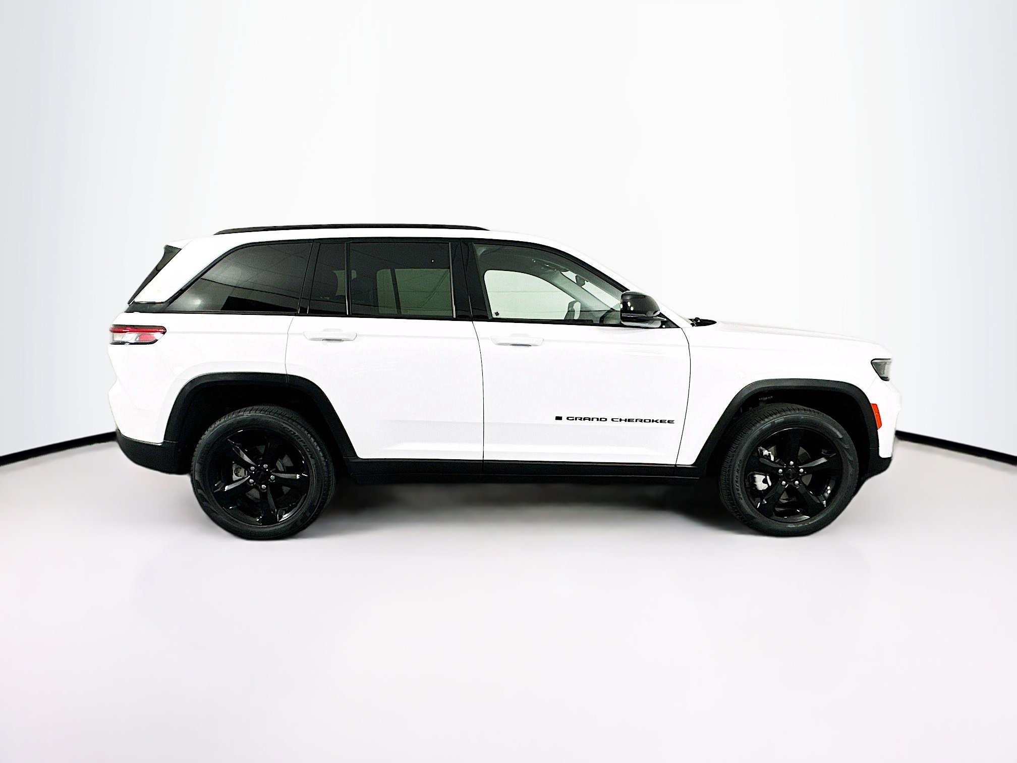 Used 2023 Jeep Grand Cherokee Limited w/ Black Appearance Package image 10