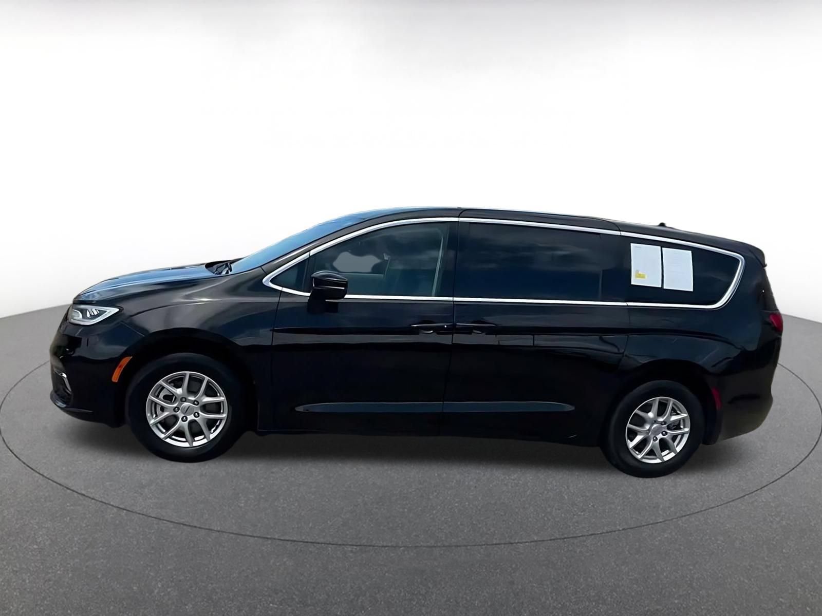 Used 2024 Chrysler Pacifica Touring-L FWD image 8