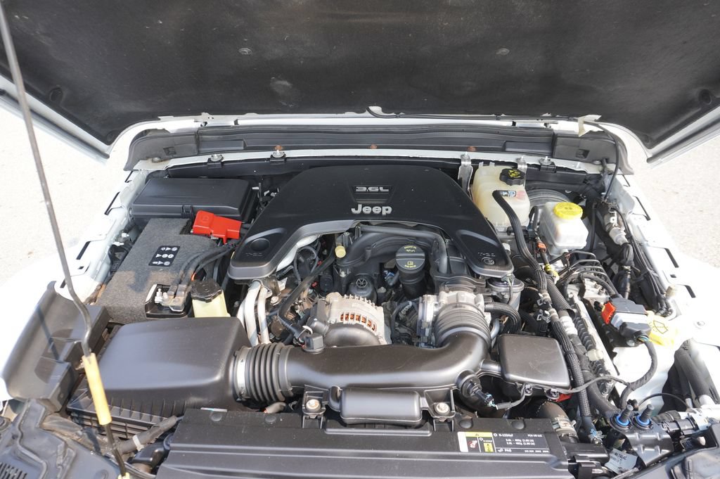 Used 2018 Jeep Wrangler Unlimited Sahara AWD/4WD image 32