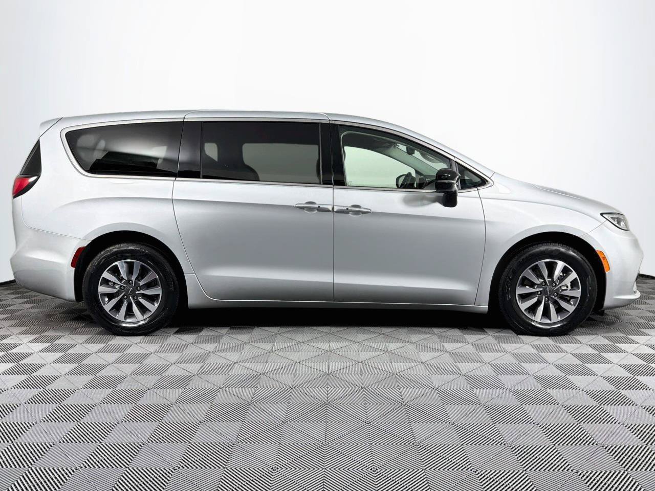 Used 2024 Chrysler Pacifica Limited FWD image 26