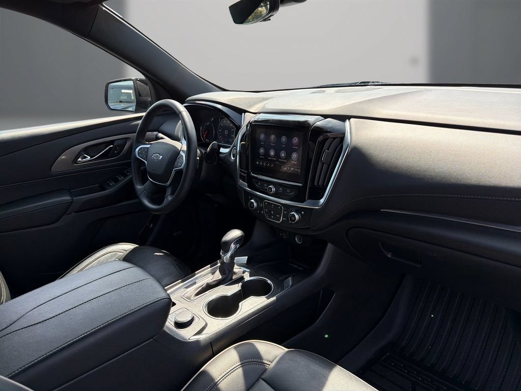 Used 2022 Chevrolet Traverse Premier w/ Redline Edition FWD image 16