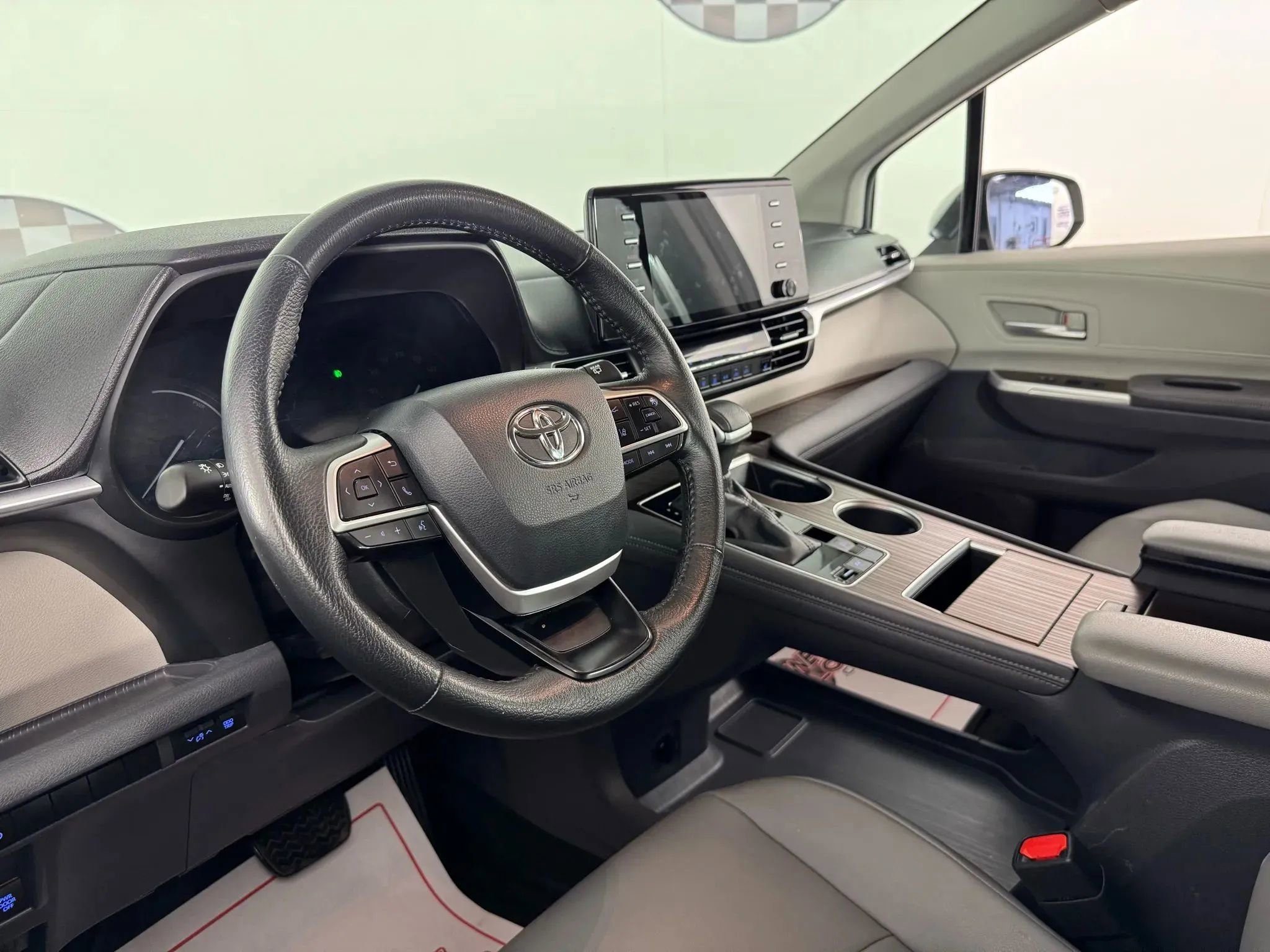 Used 2021 Toyota Sienna XLE image 10