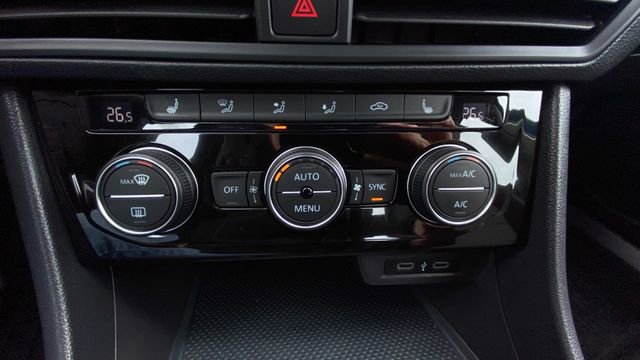 Used 2023 Volkswagen Jetta SE w/ Panoramic Sunroof Package FWD image 18