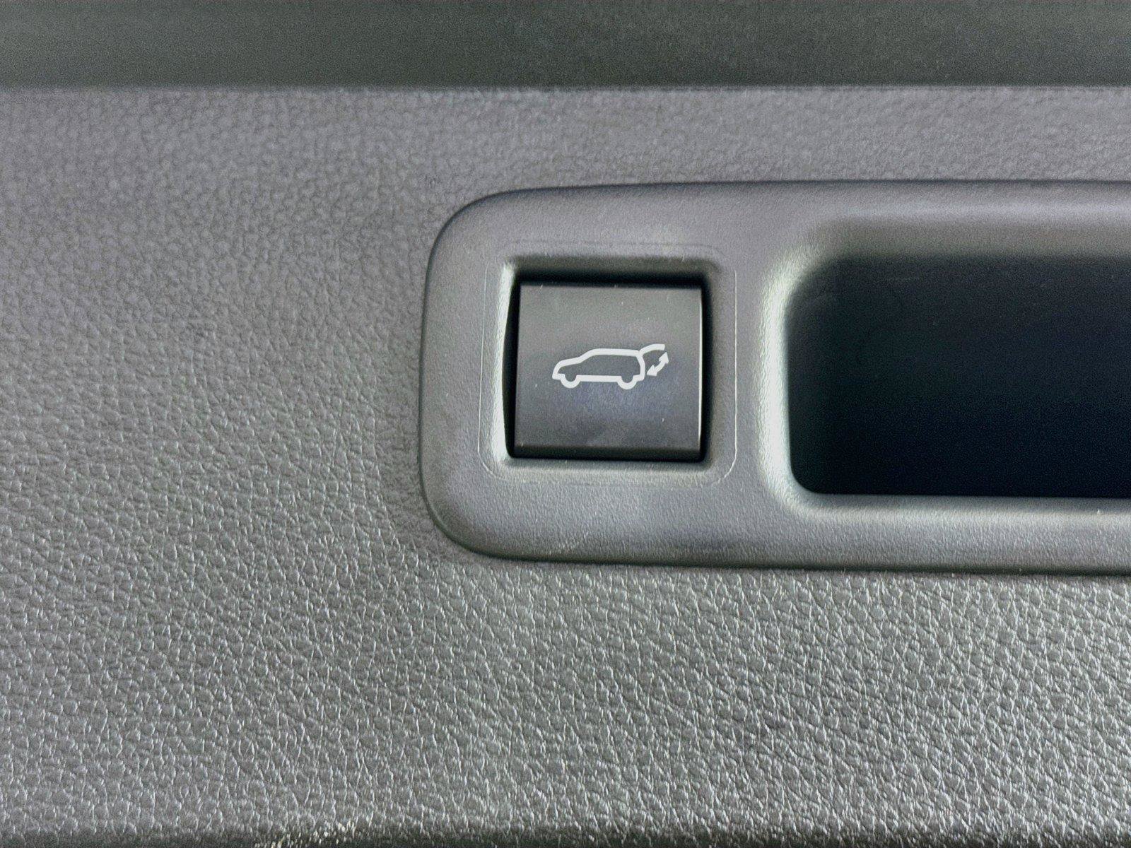 Certified 2025 Toyota Highlander XLE FWD image 39