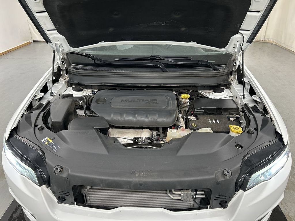 Used 2019 Jeep Cherokee Latitude Plus AWD/4WD image 23