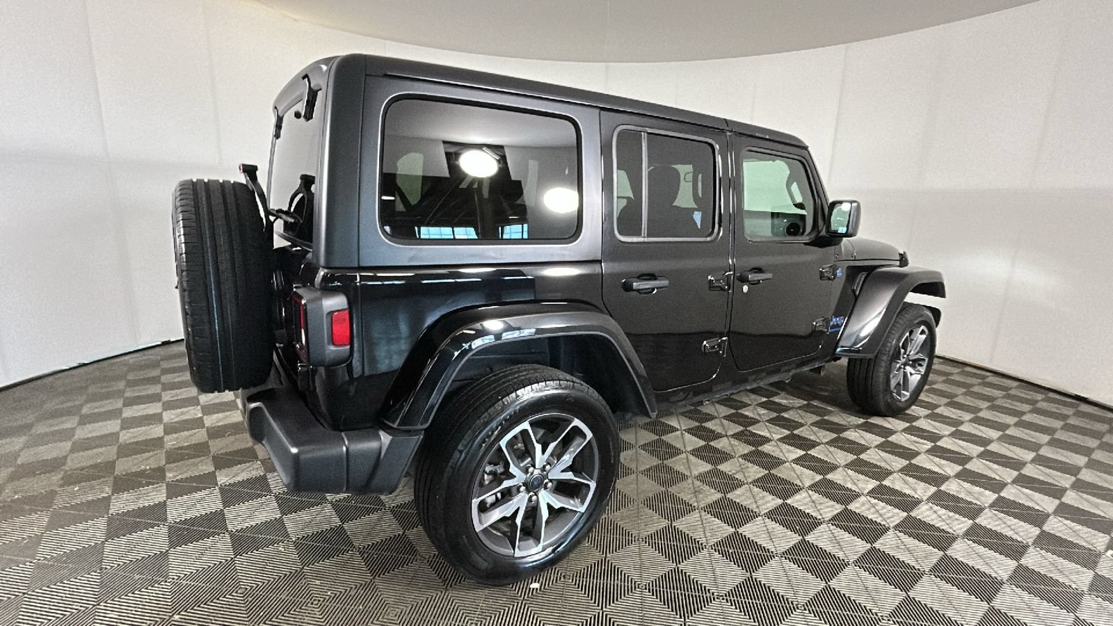 Used 2024 Jeep Wrangler Unlimited w/ Convenience Group AWD/4WD video 3
