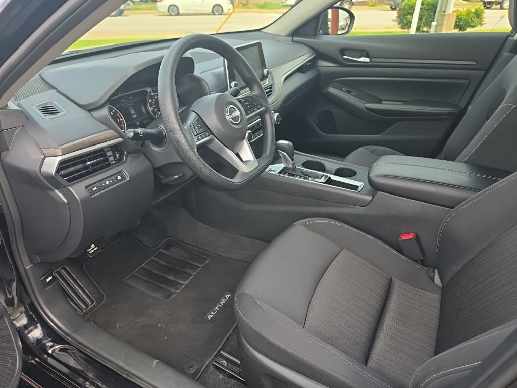 Used 2025 Nissan Altima 2.5 SV FWD image 8