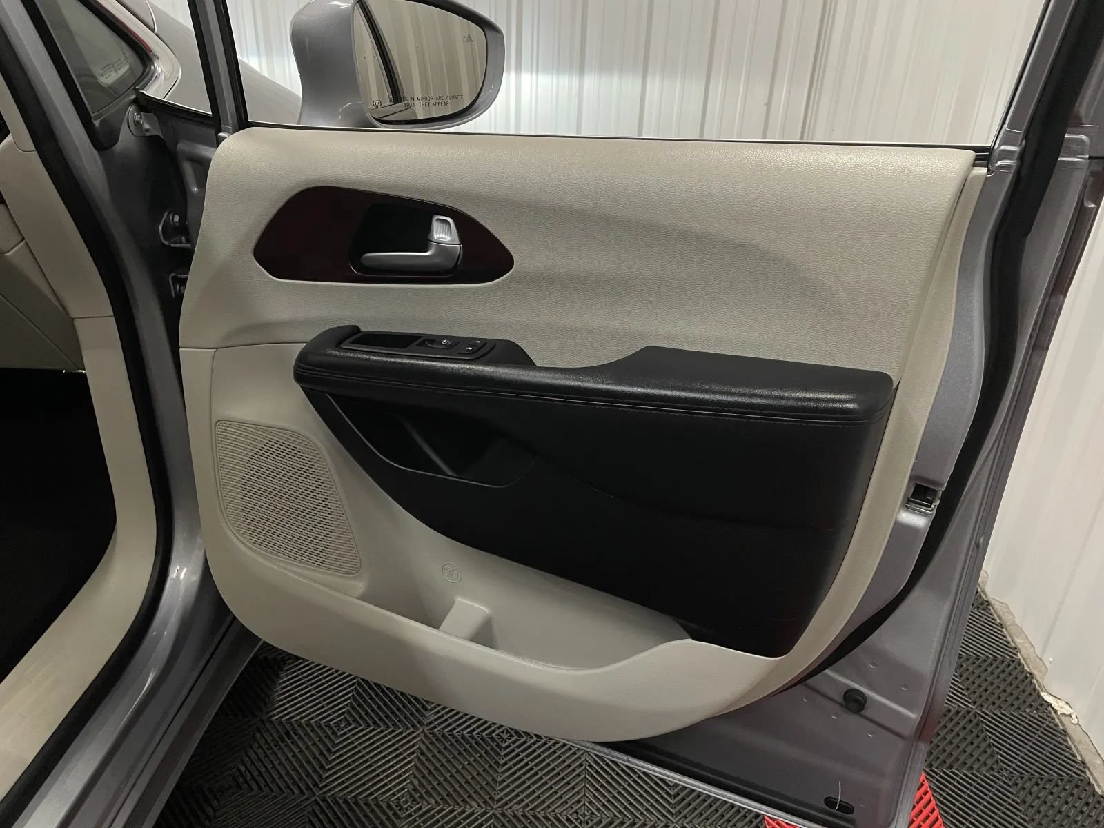 Used 2020 Chrysler Pacifica Limited FWD image 42