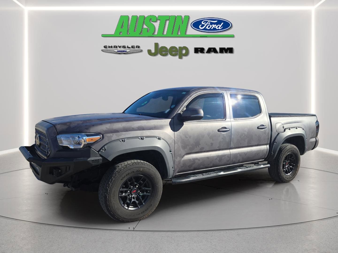 Used 2018 Toyota Tacoma TRD Off-Road w/ Technology Package image 2