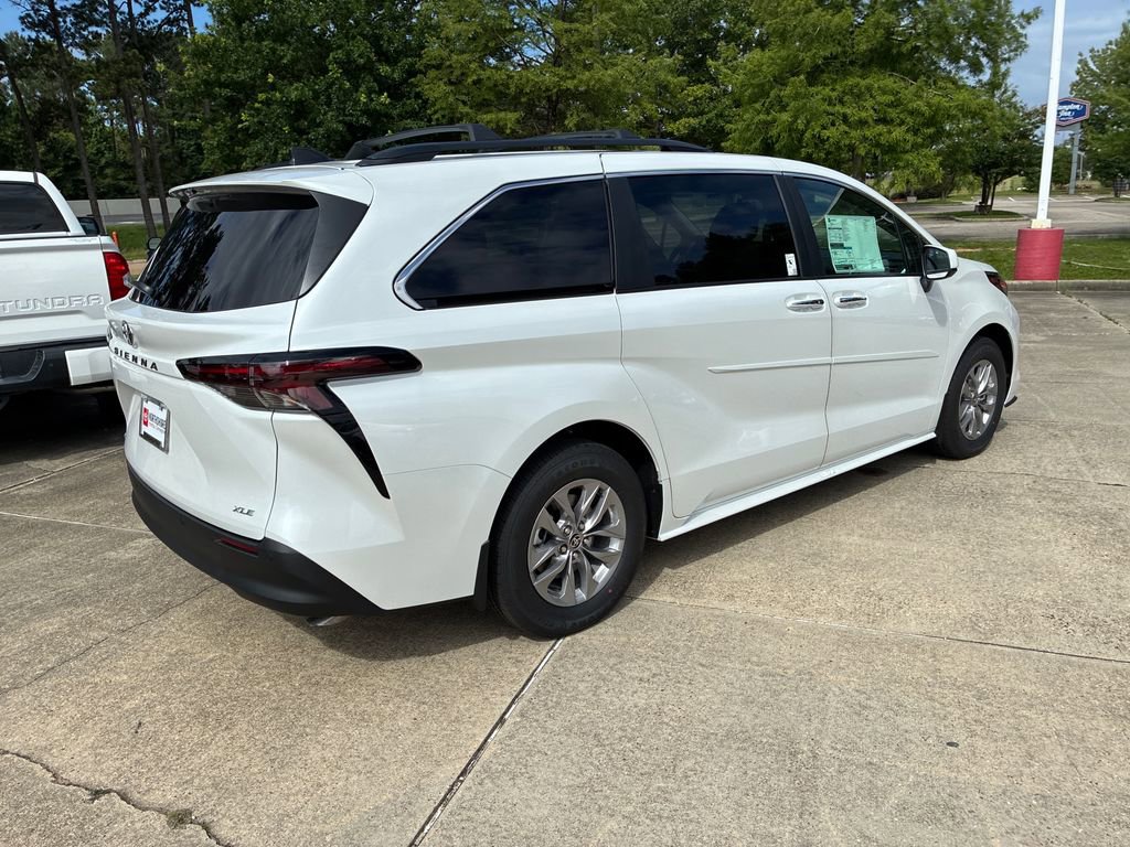 New 2026 Toyota Sienna XLE FWD image 7
