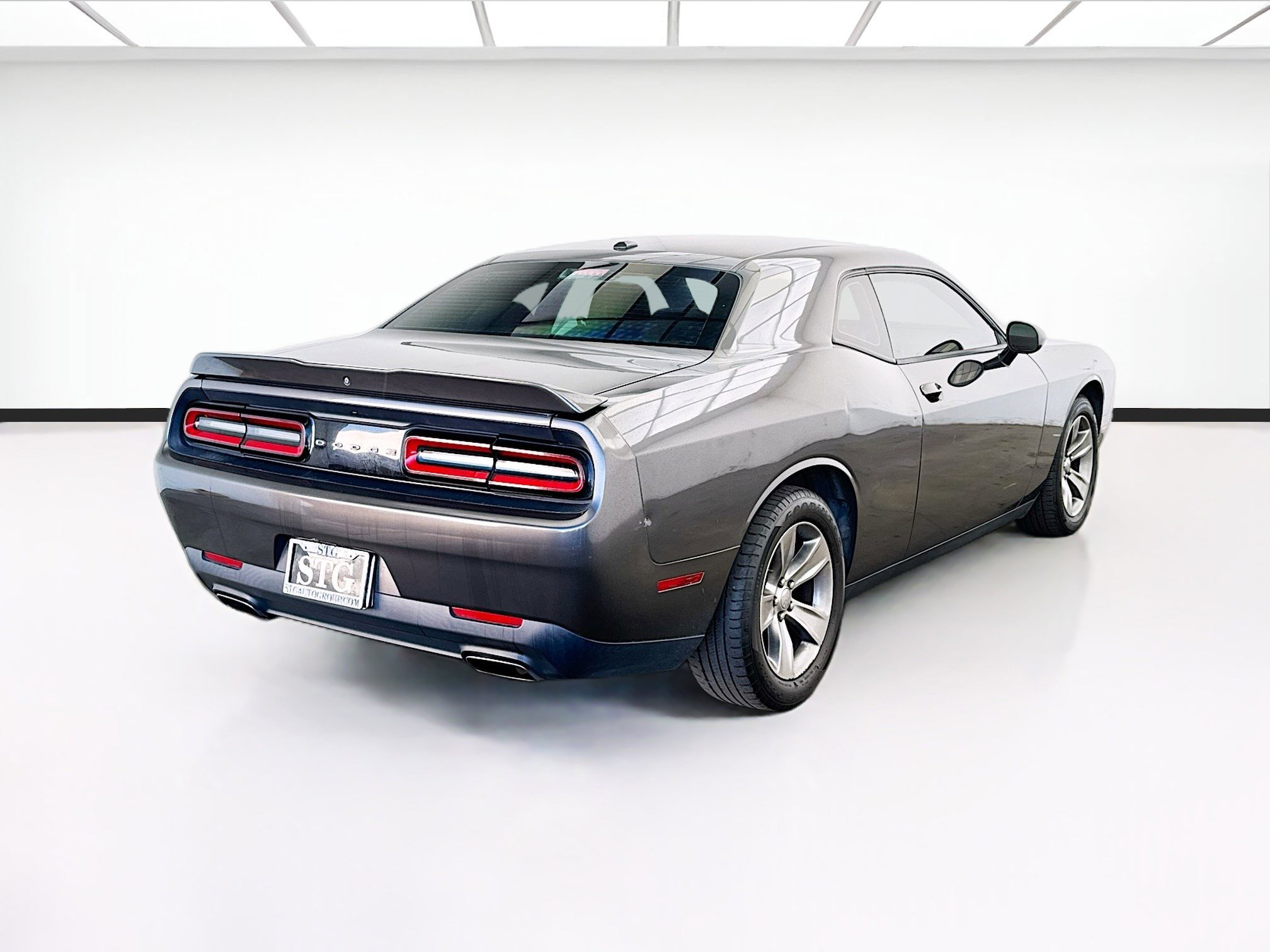 Used 2018 Dodge Challenger SXT image 4