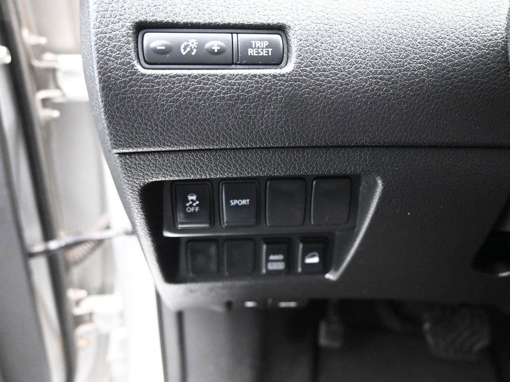 Used 2014 Nissan Rogue S image 11