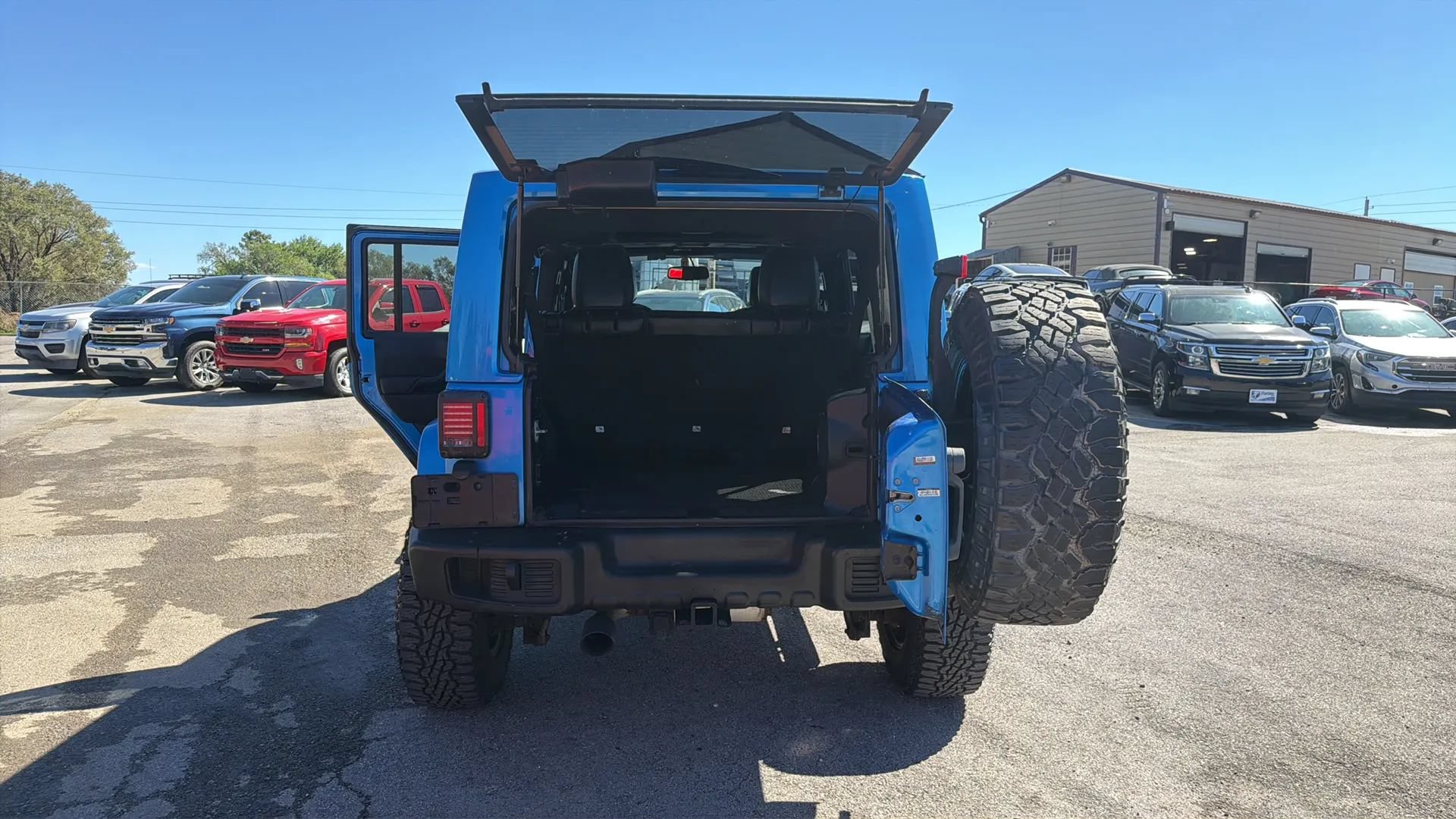 Used 2014 Jeep Wrangler Unlimited Sahara w/ Dual Top Group AWD/4WD image 33
