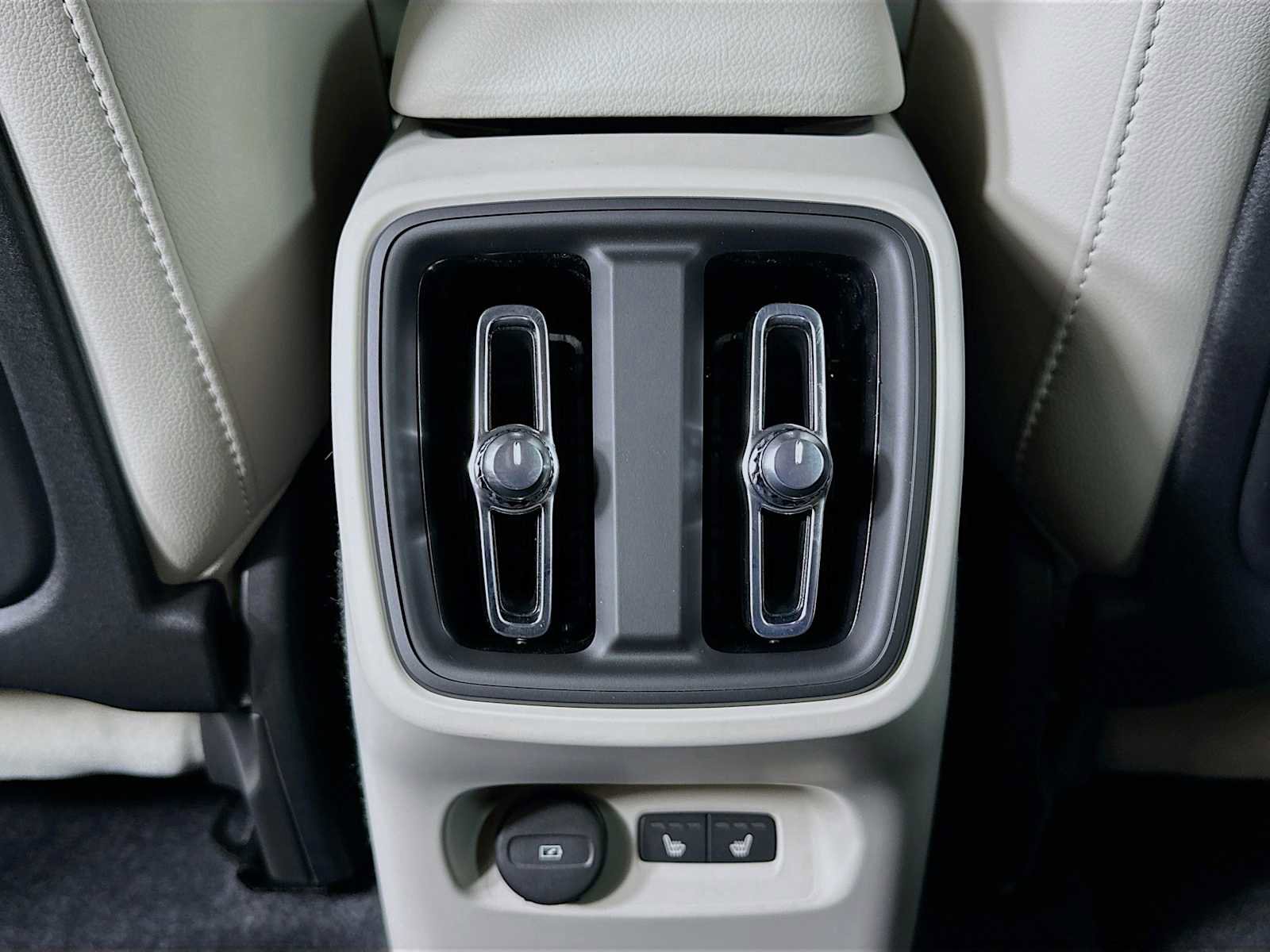 Used 2025 Volvo XC40 B5 Plus w/ Climate Package image 24