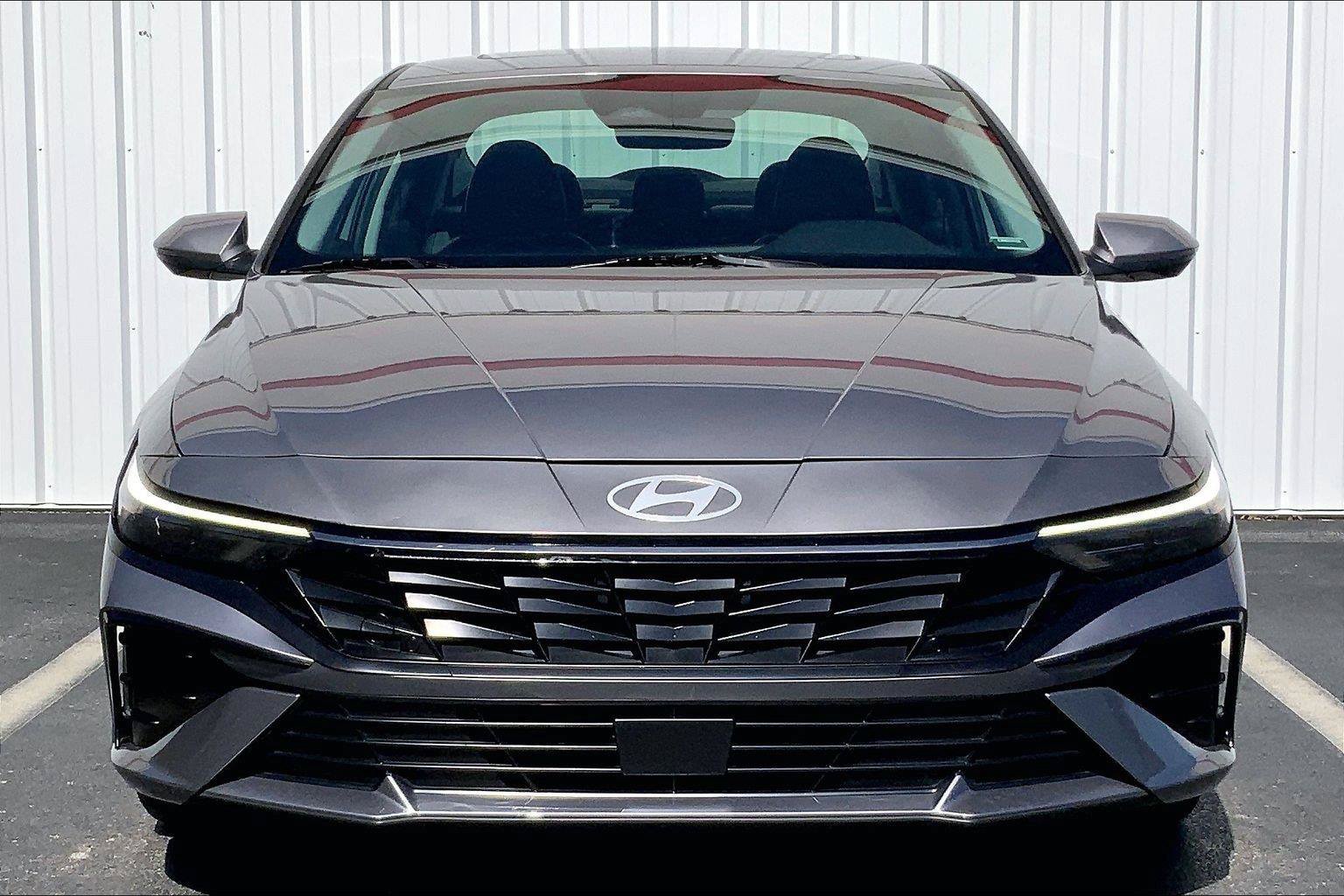 Used 2025 Hyundai Elantra Limited FWD image 3