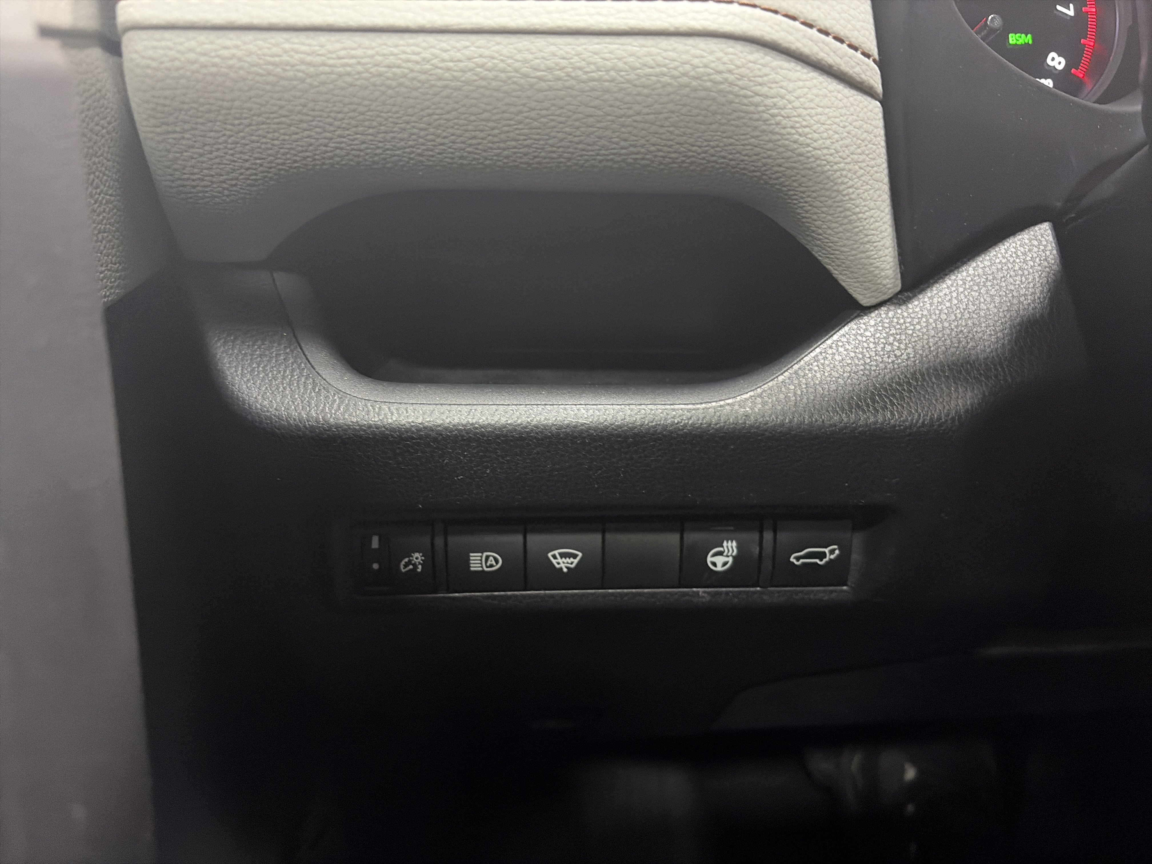 Used 2021 Toyota RAV4 XLE Premium image 19