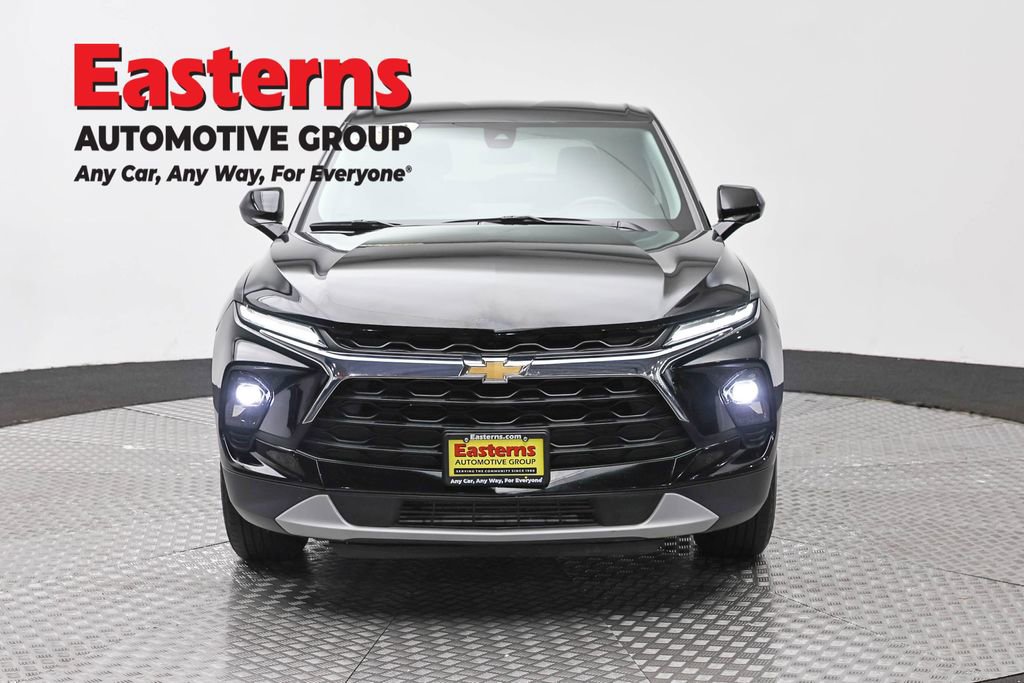Used 2025 Chevrolet Blazer LT FWD image 2