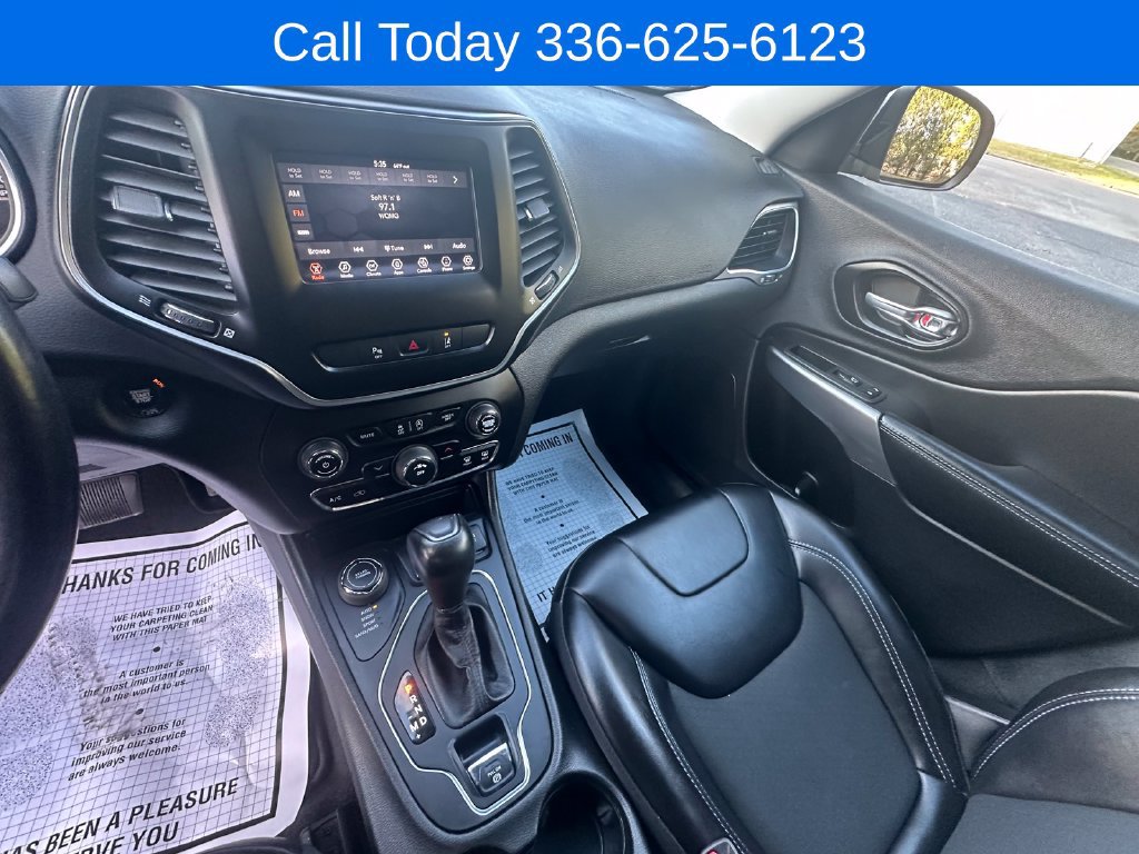 Used 2021 Jeep Cherokee Latitude Plus AWD/4WD image 14